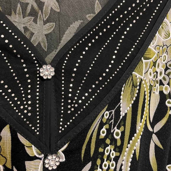 EUC Beautiful top with floral print decorated with sequins and flower buttons - Picture 3 of 6